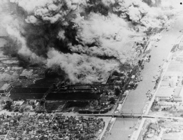 USS Kitty Hawk (CV-63) planes raid the Haiphong cement plant and vicinity, 27 April 1967. - Sputnik International