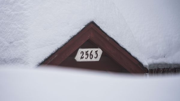 Snow is piled up on a home in Running Springs, Calif., Tuesday, Feb. 28, 2023. Mountainous areas of California experienced nearly unprecedented snowfall accumulations - more than 40 feet since the start of the season. - Sputnik International