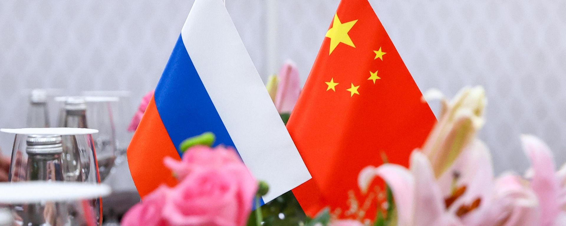 Russian and Chinese flags at the negotiating table during the meeting between Russian Foreign Minister Sergey Lavrov and his Chinese counterpart Qin Gang at the G20 summit in India, March 2, 2023. Russian and Chinese flags at the negotiating table during the meeting between Russian Foreign Minister Sergey Lavrov and his Chinese counterpart Qin Gang at the G20 summit in India, March 2, 2023. - Sputnik International, 1920, 21.03.2023