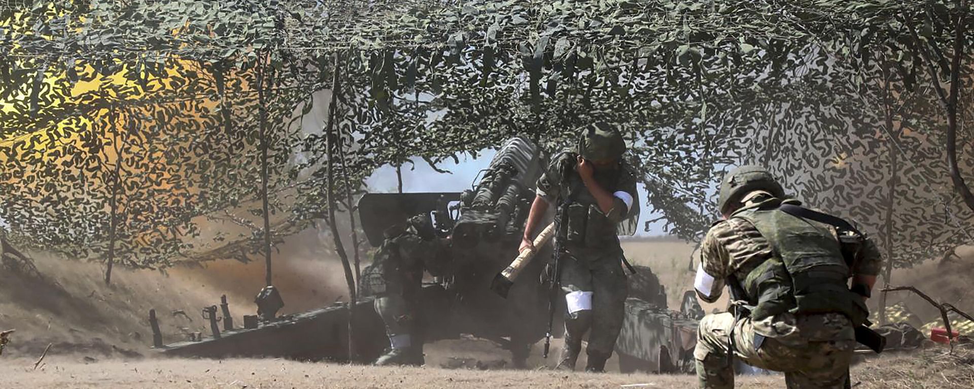 In this handout photo taken from video released by Russian Defense Ministry Press Service on Sunday, Sept. 11, 2022, Russian paratroopers are seen on a mission on the Nikolaev-Krivoy Rog direction in Ukraine. - Sputnik International, 1920, 09.03.2023