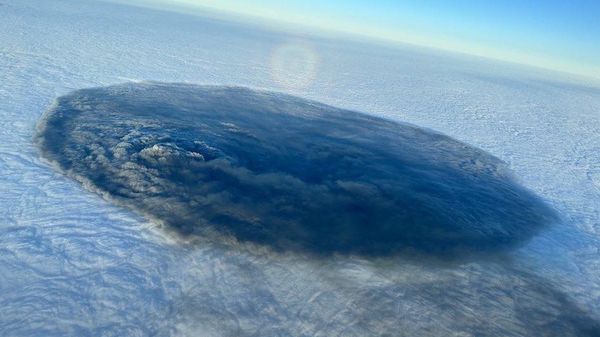 Photo shot by a passenger of a commercial airliner flying near the East Palestine, Ohio chemical fire. - Sputnik International