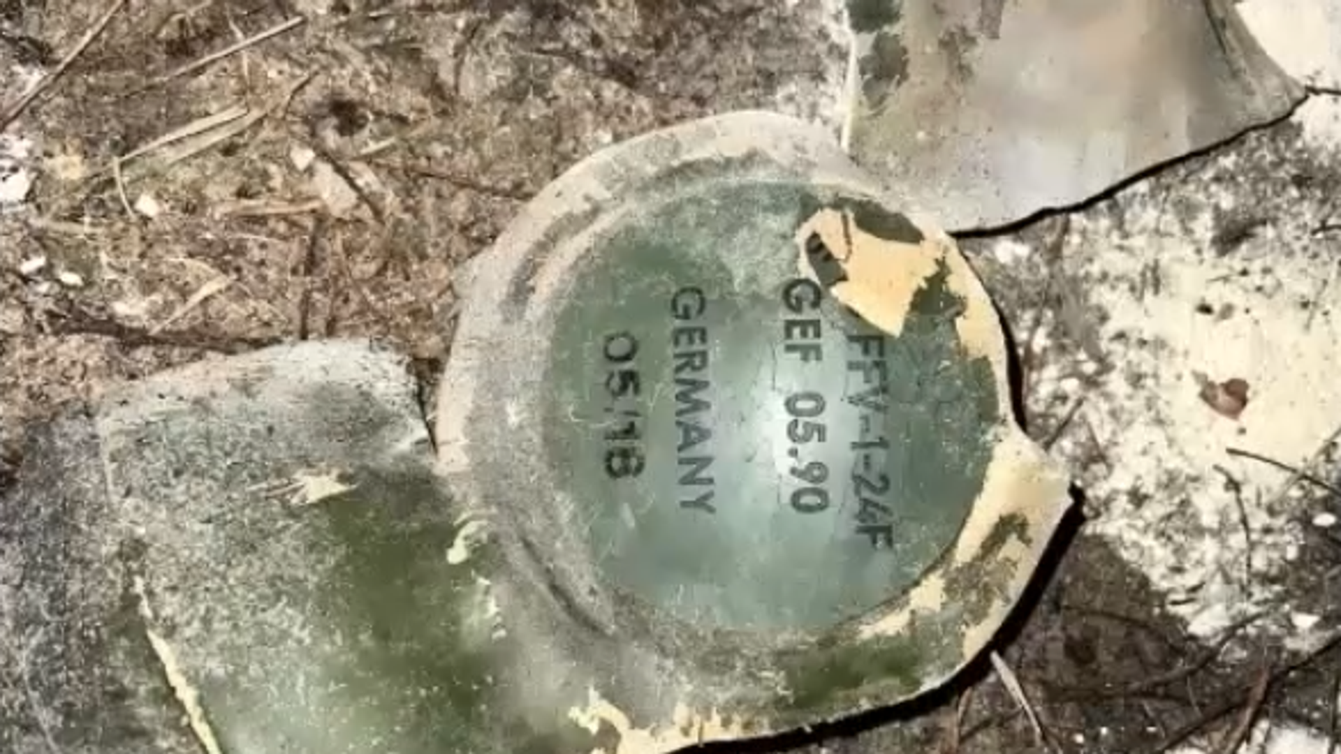 Image of remains of a D31 anti-tank mine left behind by Ukrainian saboteurs in rural Bryansk. Screengrab of FSB video. - Sputnik International, 1920, 03.03.2023
