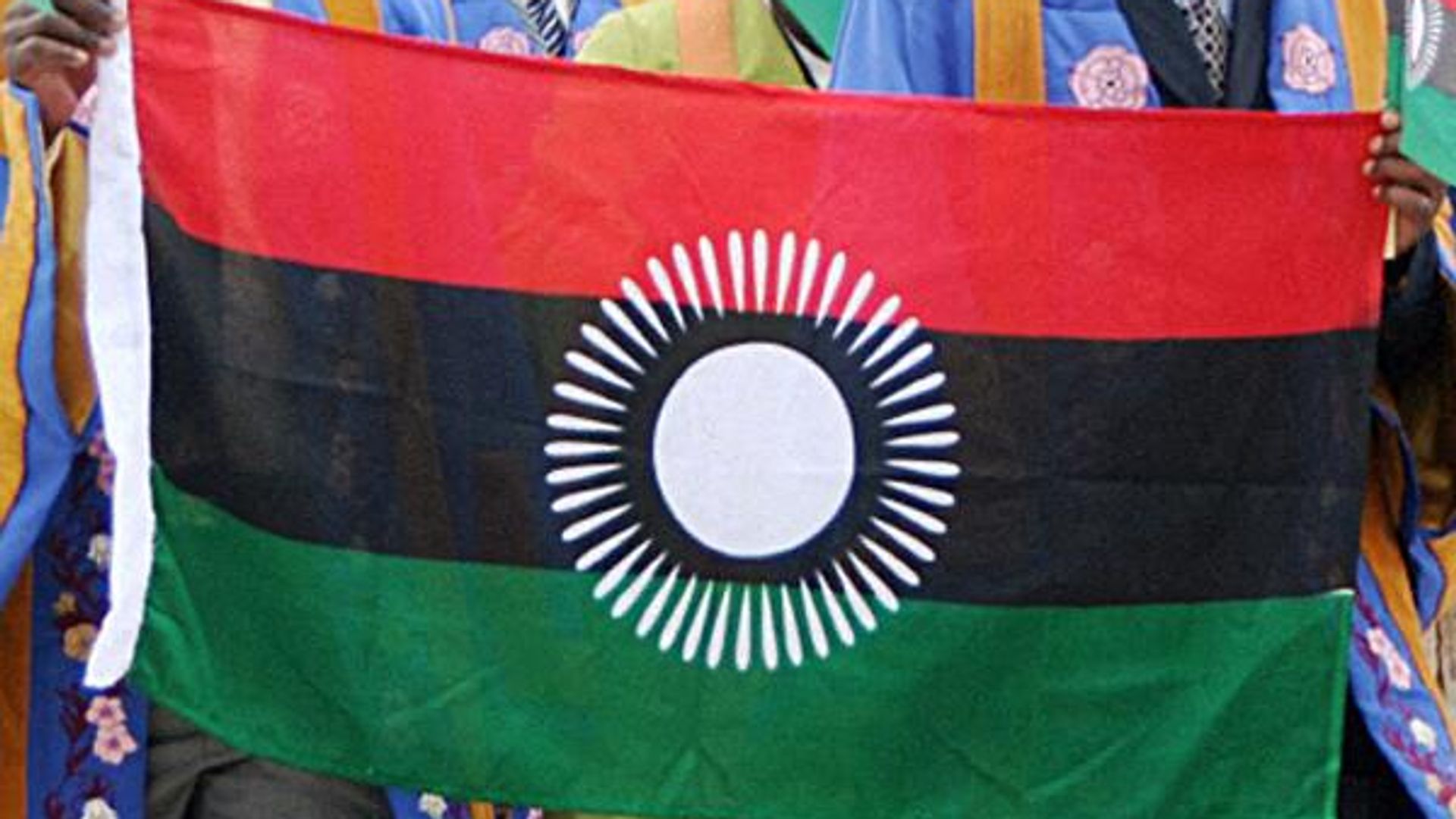 People hold the Malawi's new flag, on August 7, 2010 in Blantyre.   - Sputnik International, 1920, 03.03.2023