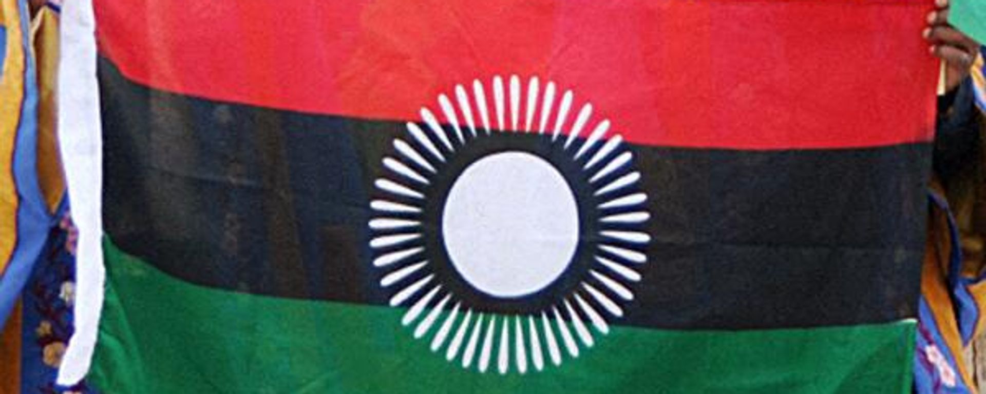People hold the Malawi's new flag, on August 7, 2010 in Blantyre.   - Sputnik International, 1920, 03.03.2023