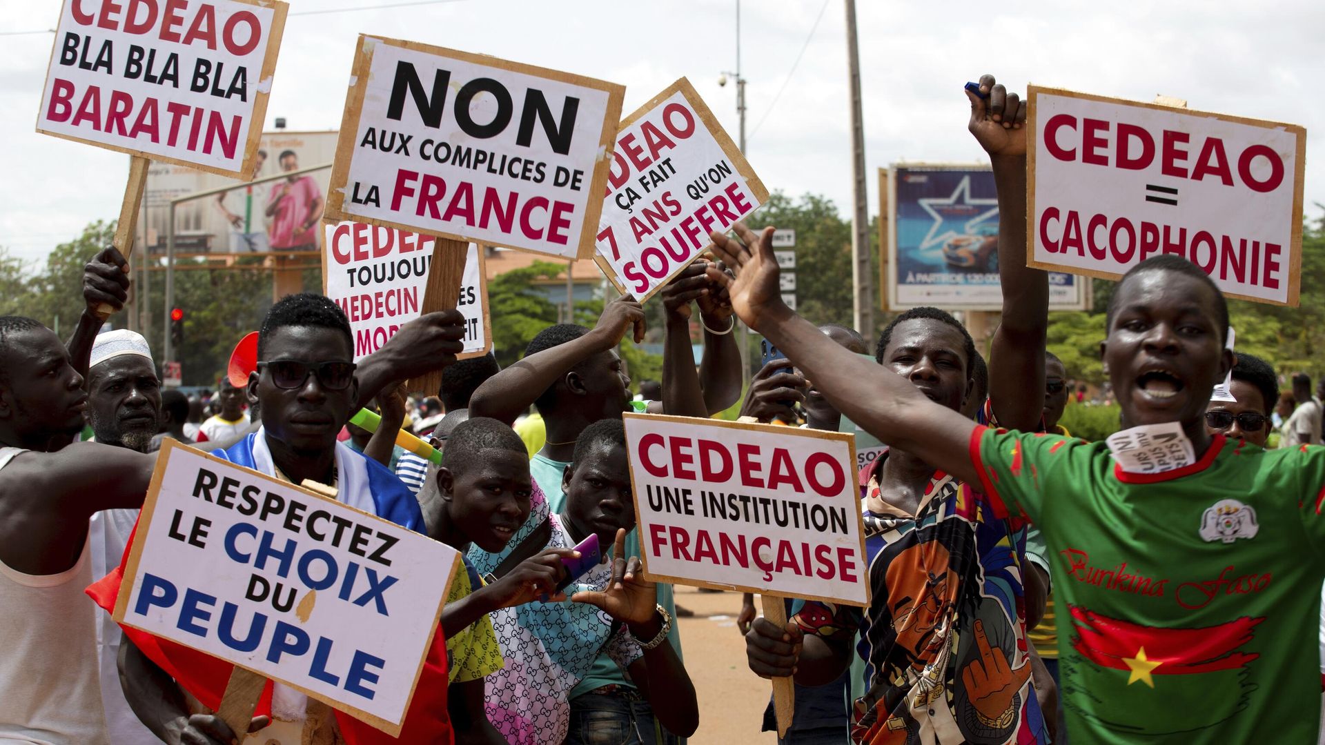 Supporters of Capt. Ibrahim Traore protest against France and the West African regional bloc known as ECOWAS in the streets of Ouagadougou, Burkina Faso, Tuesday, Oct. 4, 2022 - Sputnik International, 1920, 04.03.2023