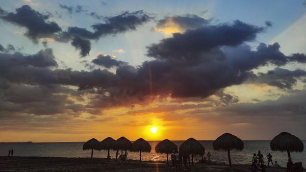 The sun sets as people enjoy the coast in Havana. File photo. - Sputnik International