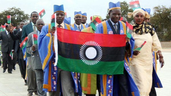 People parade with the Malawi's new flag, on August 7, 2010 in Blantyre.  - Sputnik International