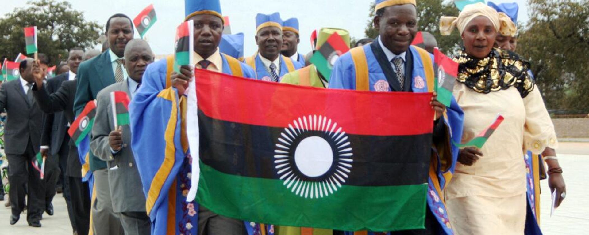 People parade with the Malawi's new flag, on August 7, 2010 in Blantyre.  - Sputnik International, 1920, 04.03.2023
