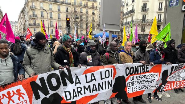 Hundreds of migrants from African countries protest in Paris - Sputnik International