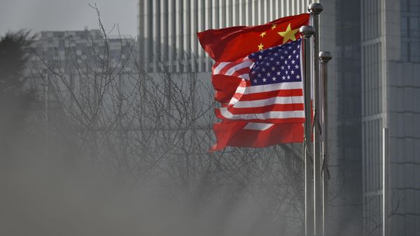 Chinese and US national flags flutter at the entrance of a company office building in Beijing on January 19, 2020 - Sputnik International