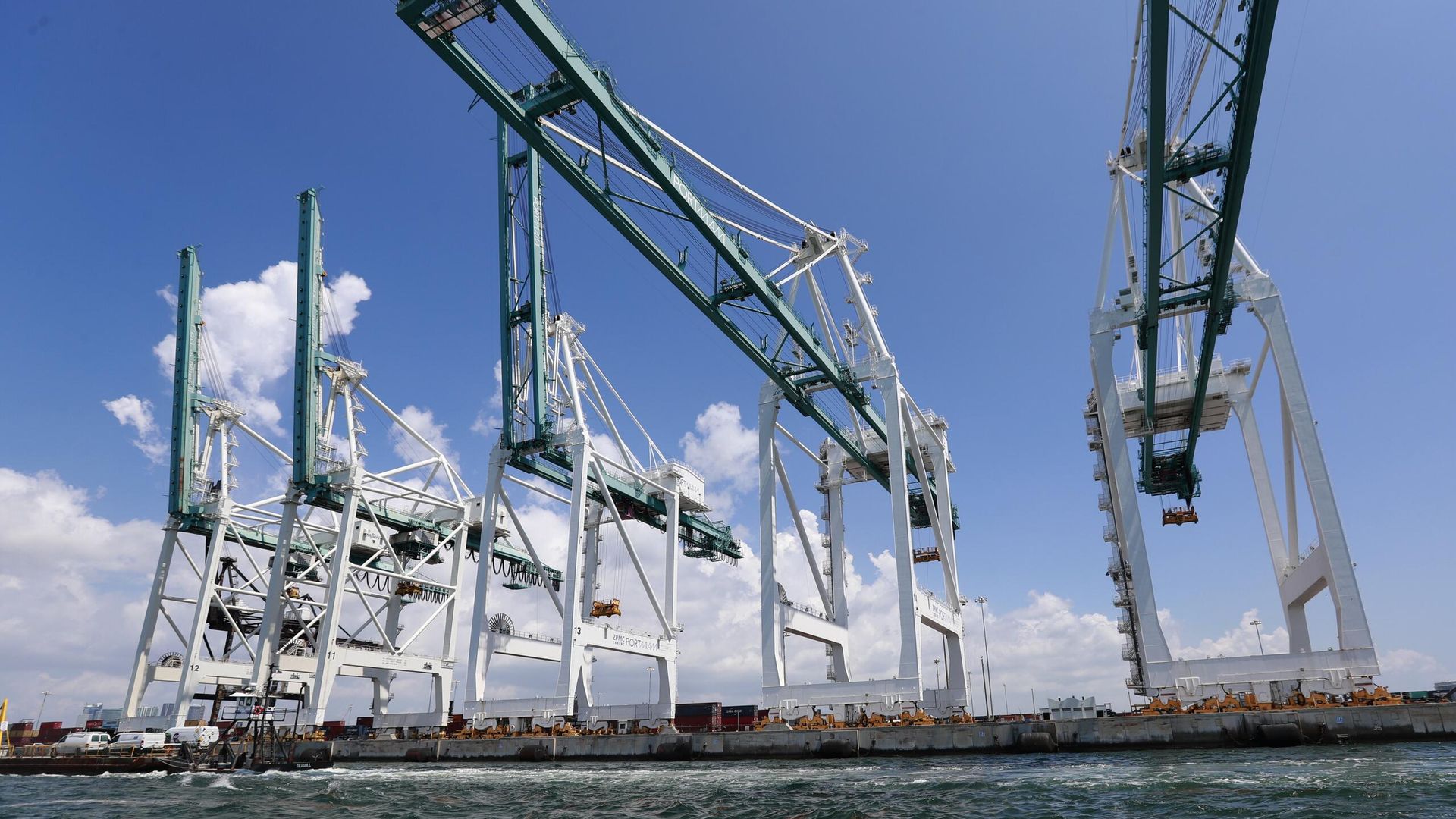 Large cranes to unload container ships are shown at PortMiami in Miami Large cranes to unload container ships are shown at PortMiami in Miami - Sputnik International, 1920, 18.08.2026