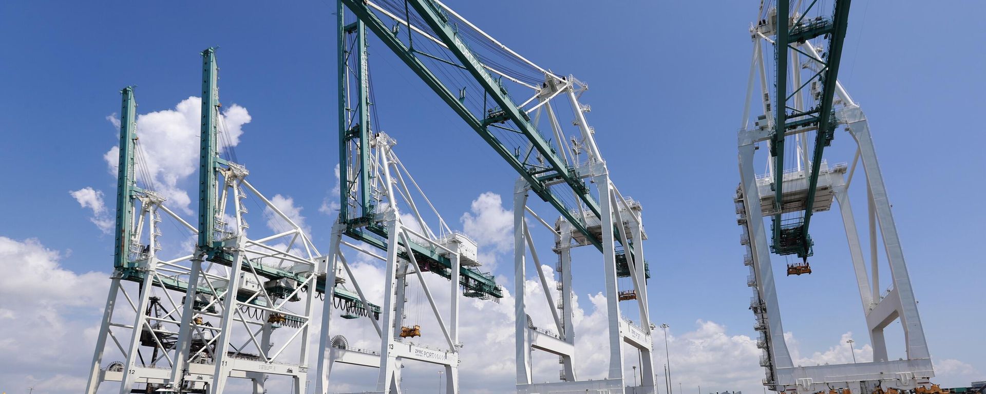 Large cranes to unload container ships are shown at PortMiami in Miami - Sputnik International, 1920, 27.07.2023