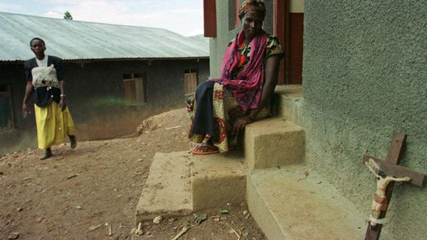 Sitting on the steps of the church, a Kanungu villager looks at a crucifix which was left behind by a cult member who now lays dead inside in Kanungu, southwestern Uganda Sunday, March 19, 2000, about 220 miles (350 kilometers) southwest from the capital Kampala, where members of a doomsday cult died in a fire. - Sputnik International