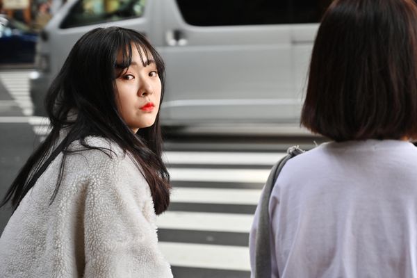 A young woman waits to cross a road in the Shimbashi district in Tokyo, Japan. - Sputnik International