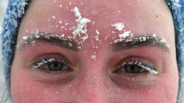 A girl after swimming in the Yenisei river in Russia and taking a snow shower at -35 degrees Celsius. - Sputnik International