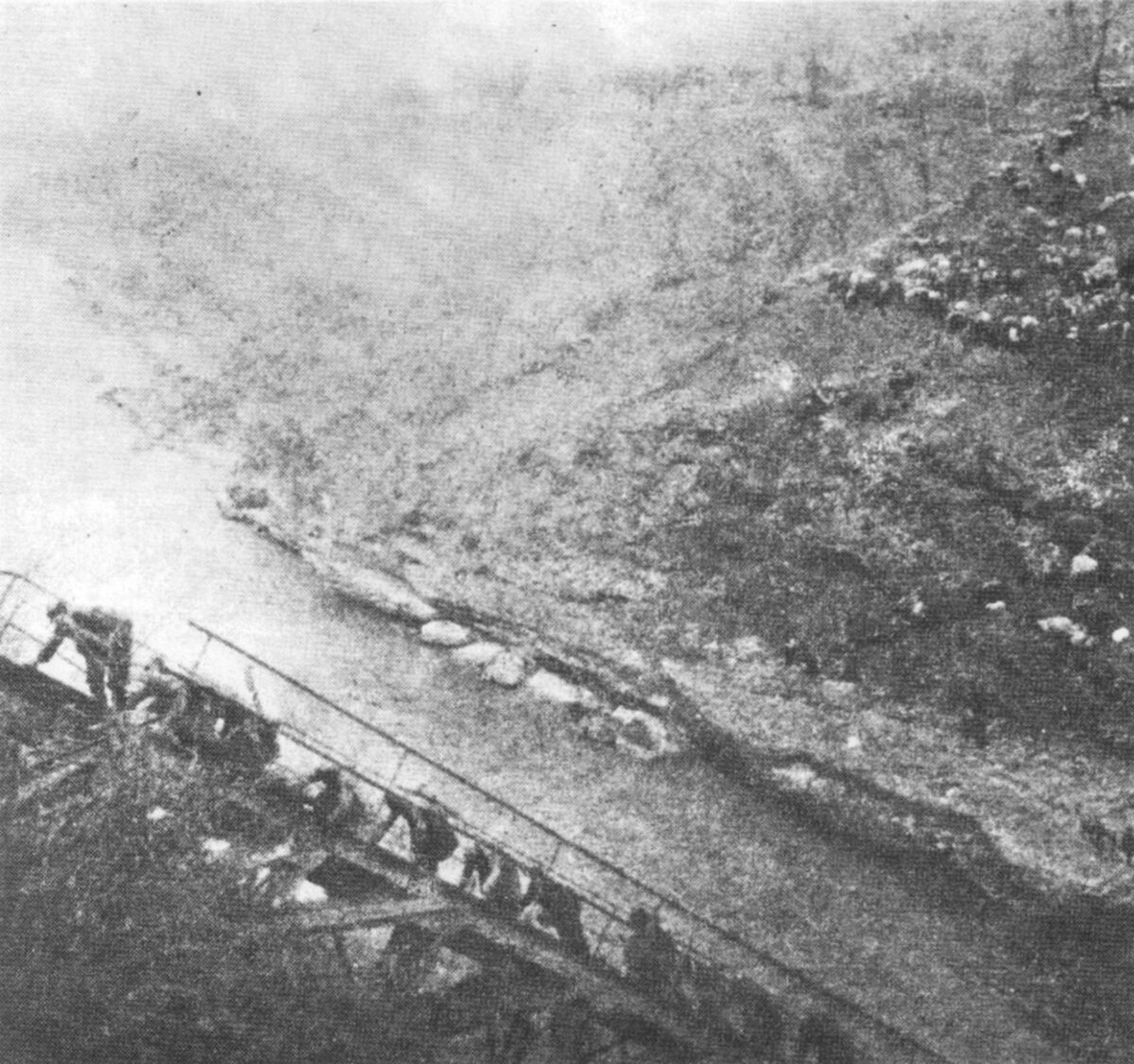 Yugoslav Partisans crossing the Neretva River over the construction of the broken bridge at Jablanica, March 1943. Yugoslav Partisans crossing the Neretva River over the construction of the broken bridge at Jablanica, March 1943. - Sputnik International, 1920, 06.03.2023