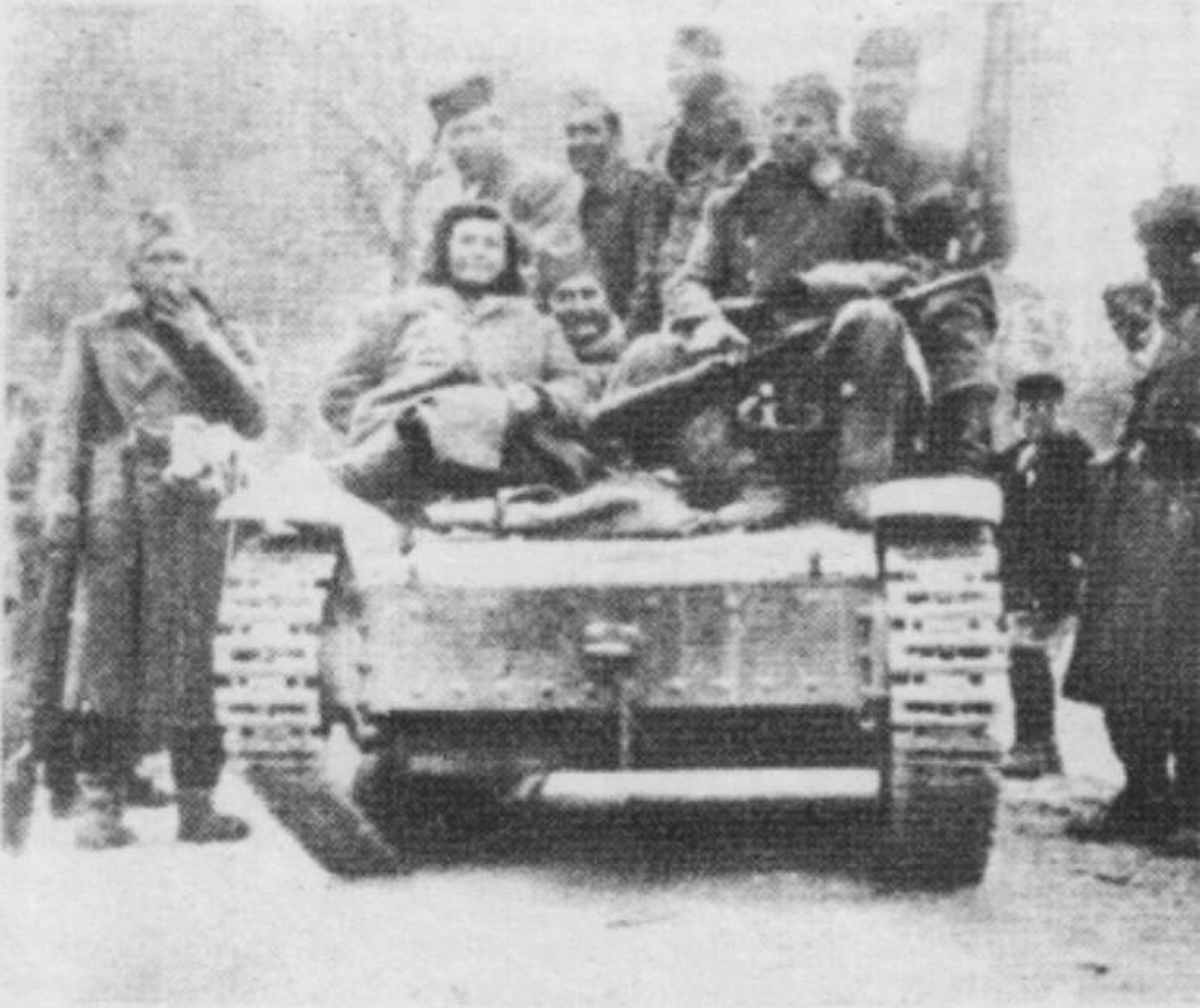 Yugoslav Partisans with a captured Italian tank in the Neretva valley, February 1943 Yugoslav Partisans with a captured Italian tank in the Neretva valley, February 1943 - Sputnik International, 1920, 06.03.2023