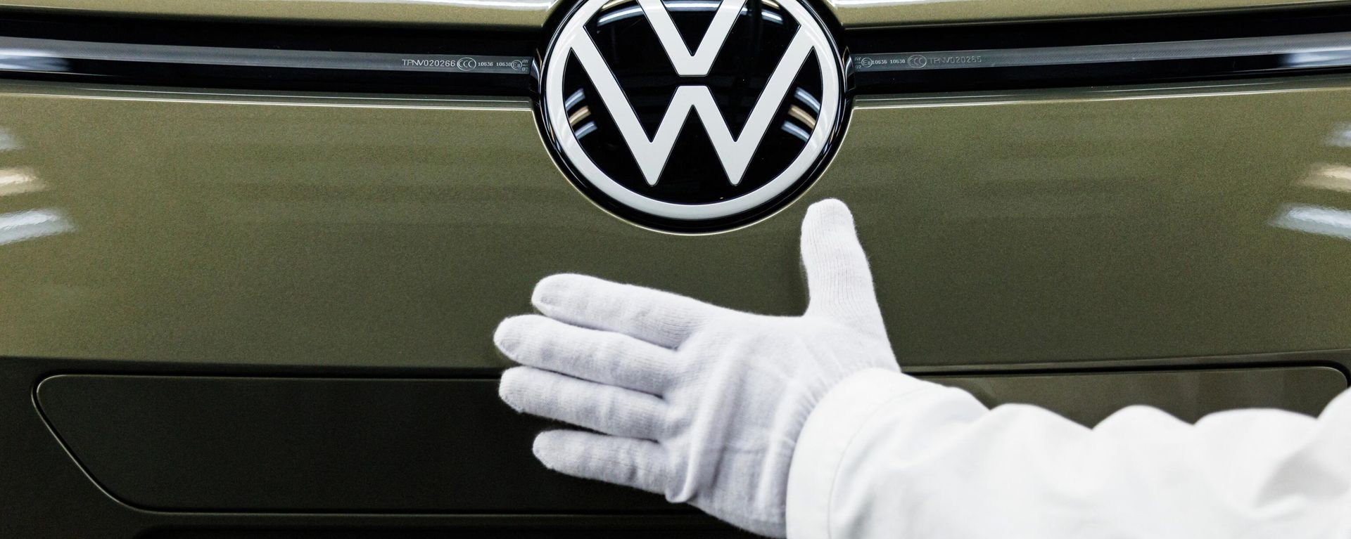 A VW employee presents the brand's new logo on the new model of the electric Volkswagen ID 3 car of German carmaker Volkswagen at the 'Transparent Factory' (Glaeserne Manufacturer) production site in Dresden, eastern Germany on March 1, 2023 - Sputnik International, 1920, 08.03.2023