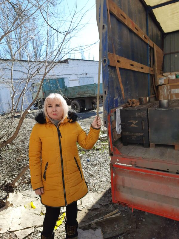 In this image, Shechkova is seen sending a shipment of portable stoves to the troops on the frontline. - Sputnik International