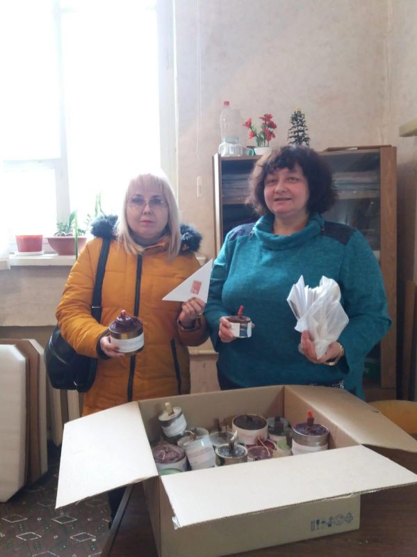 Galina Yanenko (R) is a teacher who works at a supplementary education center for children. - Sputnik International