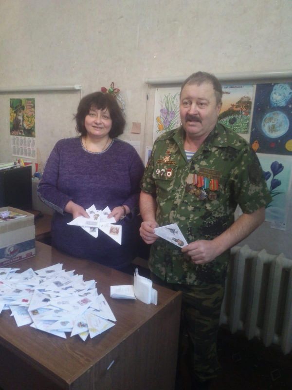 Yanenko helps children make trench candles, nice crafts, and postcards for the soldiers of the DPR forces. - Sputnik International
