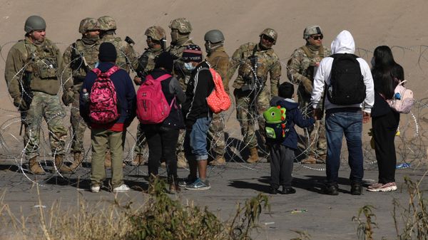 Migrants seeking asylum in the United States ask to let them turn themselves in with Border Patrol agents in the El Paso, Texas, US. border with Ciudad Juarez, Chihuahua state, Mexico, on December 20, 2022 - Sputnik International