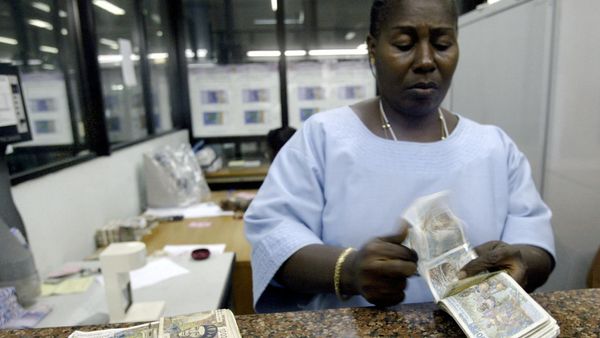 An employee of the national agency of the BCEAO (Central Bank of West African States) collects a 1992-edition banknotes, 15 September 2004 in Abidjan, on the first day of the campaign to replace old banknotes with new ones across the eight countries of the Economic and Monetary Union of West Africa.  - Sputnik International