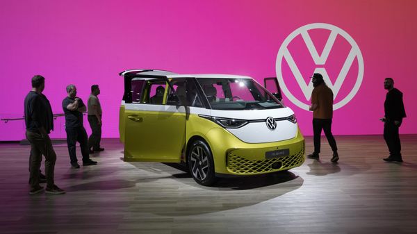 Автомобиль Volkswagen ID. Buzz на выставке AutoMobility в Лос-Анджелесе  - Sputnik International