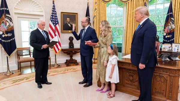 Russell Vought being sworn in, in 2020 - Sputnik International