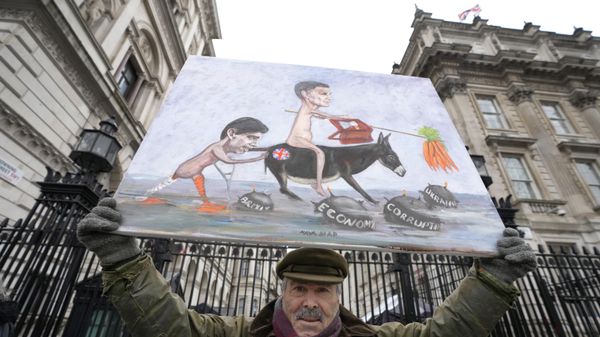 Artist Kaya Mar holds his painting of Britain's Chancellor Jeremy Hunt and Britain's Prime Minister Rishi Sunak - Sputnik International