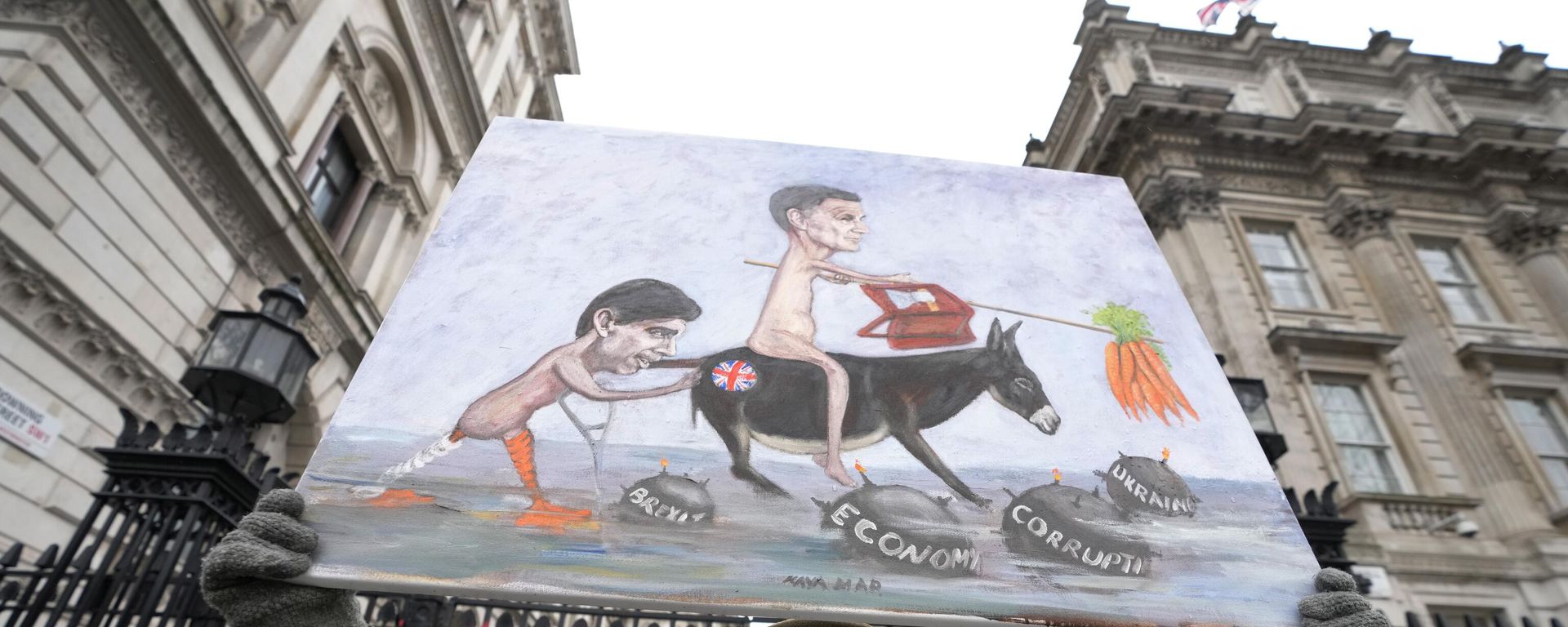 Artist Kaya Mar holds his painting of Britain's Chancellor Jeremy Hunt and Britain's Prime Minister Rishi Sunak - Sputnik International, 1920, 09.03.2023