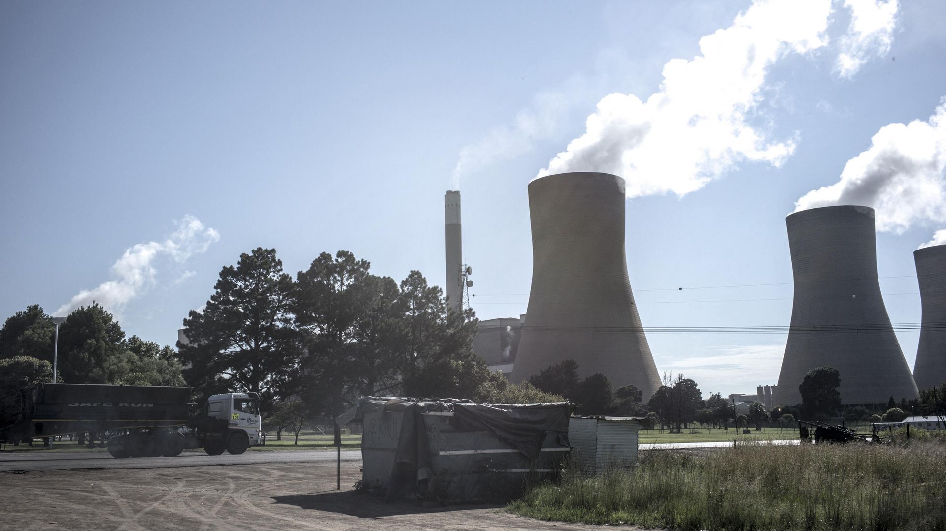 This picture taken on February 5, 2015 shows the entrance to the Eskom Duvha Power Station, some 15km east of Witbank, in the coal rich Witbank region of South Africa. Embattled South African main electricity provider ESKOM was under extreme pressure and likely to remain so until end of the week after a technical fault at the country's sole nuclear plant This picture taken on February 5, 2015 shows the entrance to the Eskom Duvha Power Station, some 15km east of Witbank, in the coal rich Witbank region of South Africa. Embattled South African main electricity provider ESKOM was under extreme pressure and likely to remain so until end of the week after a technical fault at the country's sole nuclear plant - Sputnik International, 1920, 09.03.2023