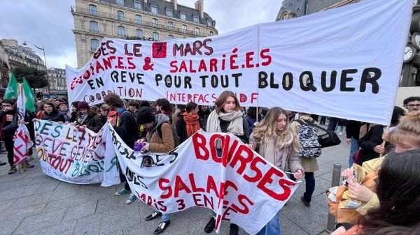 Student associations and high school pupils take to the streets of Paris to protest against the Emmanuel Macron government's pension reform. - Sputnik International