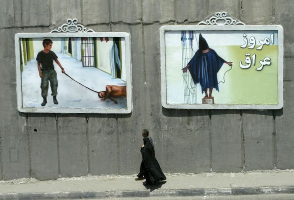 Tehran's Islamic community expressed the greatest outrage since the majority of Muslims in Iran and Iraq belong to the same branch of Islam -  Shia. In this picture a mural in the Islamic Republic is seen depicting scenes Iraqi prisoners being tortured by US soldiers. The writing on the painting reads in Farsi: "Iraq Today". - Sputnik International