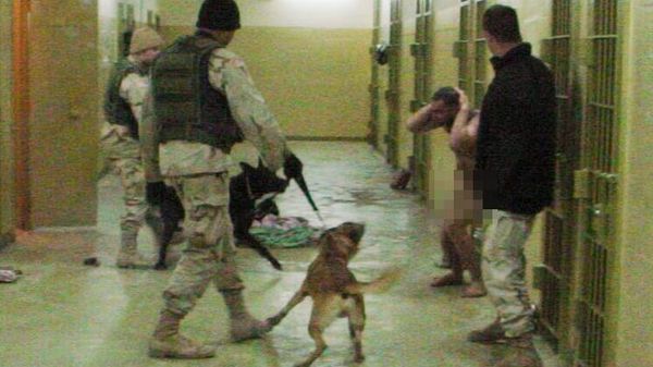 Американские солдаты натравливают собак на иракского заключенного в тюрьме Абу-Грейб, 2003 год - Sputnik International