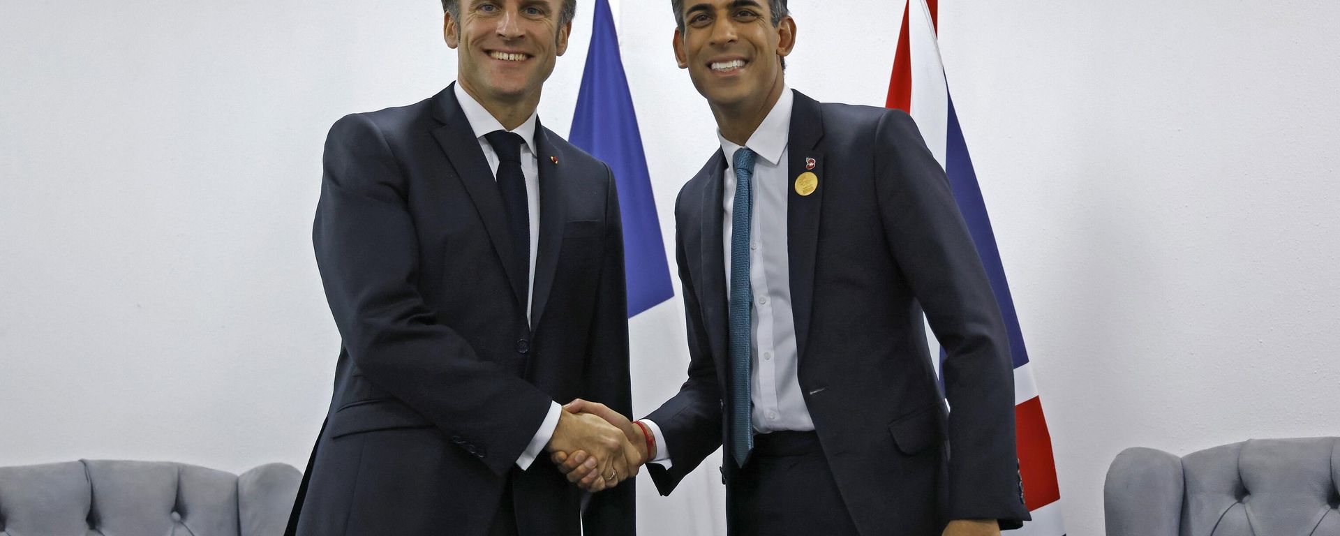 Britain's Prime Minister Rishi Sunak, right, shakes hands with President of France, Emmanuel Macron, Nov. 7, 2022. - Sputnik International, 1920, 10.03.2023