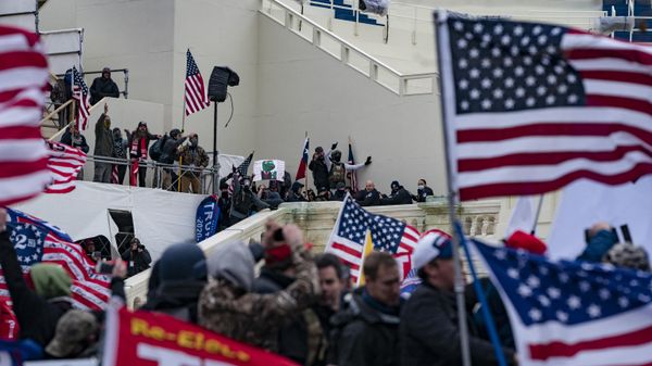 Supporters of US President Donald Trump clash with the US Capitol police during a riot at the US Capitol on January 6, 2021, in Washington, DC.  - Sputnik International