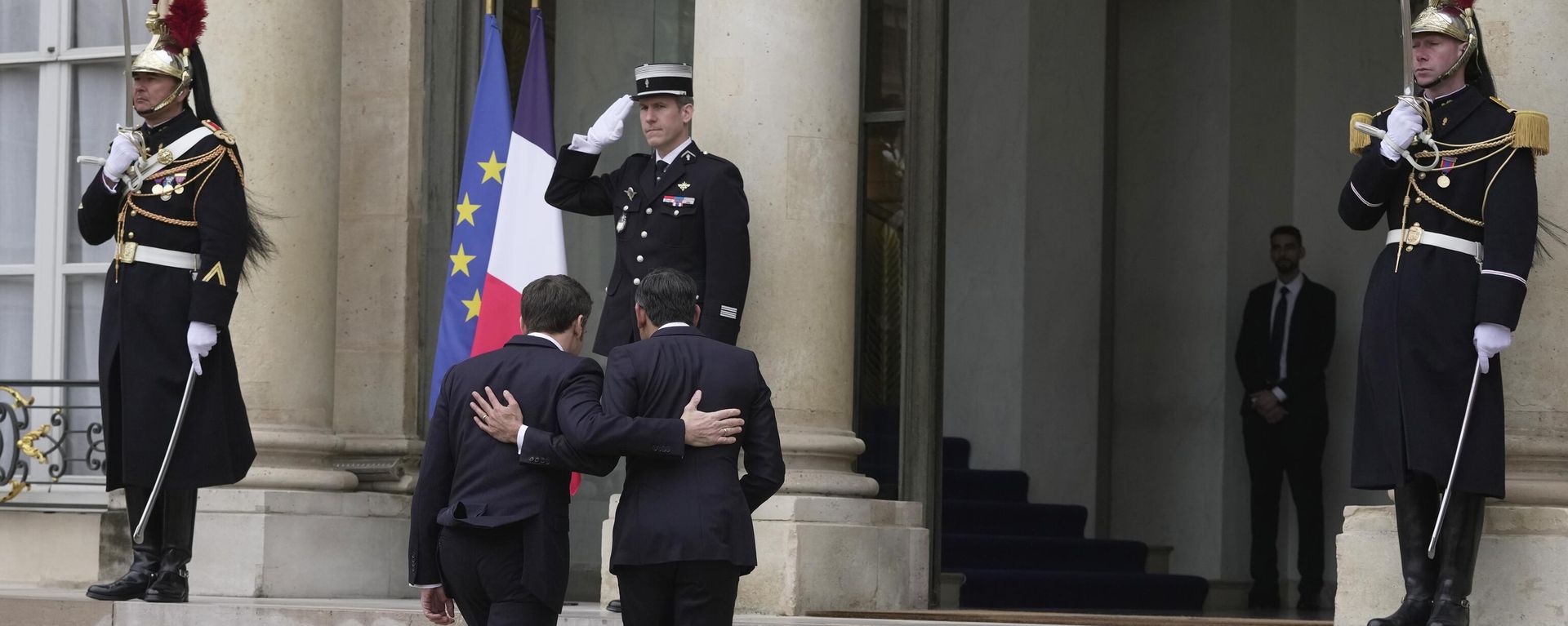 Britain's Prime Minister Rishi Sunak, center right, and French President Emmanuel Macron walk during their meeting at the Elysee Palace in Paris - Sputnik International, 1920, 10.03.2023