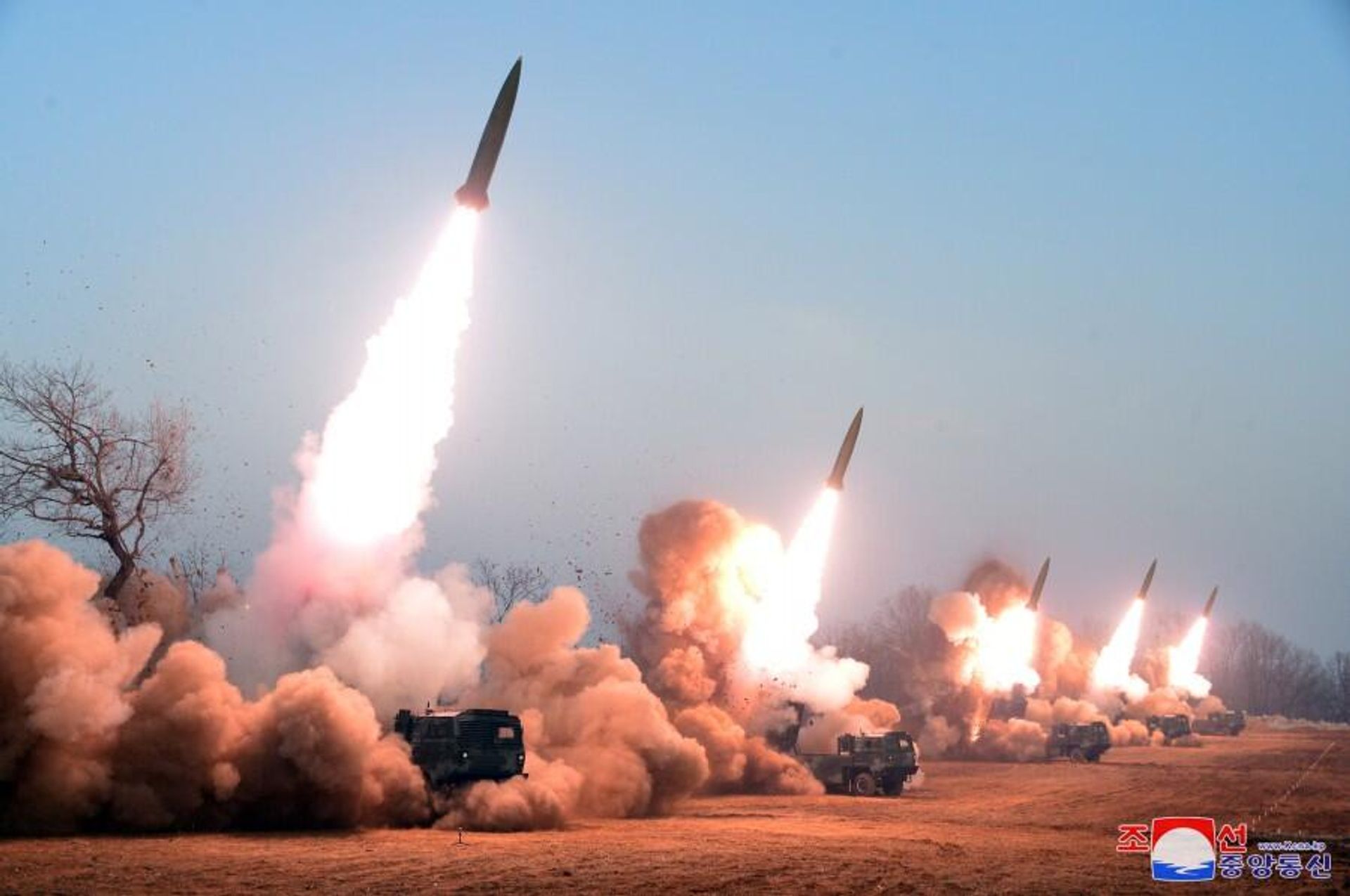 North Korean rocket artillery fire a volley of short-range ballistic missiles in a drill North Korean rocket artillery fire a volley of short-range ballistic missiles in a drill - Sputnik International, 1920, 10.03.2023