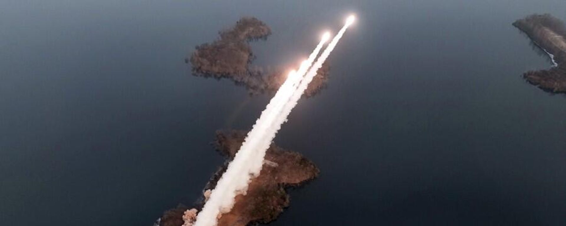Aerial view of a volley of short-range ballistic missiles fired in a DPRK weapons drill - Sputnik International, 1920, 21.05.2023