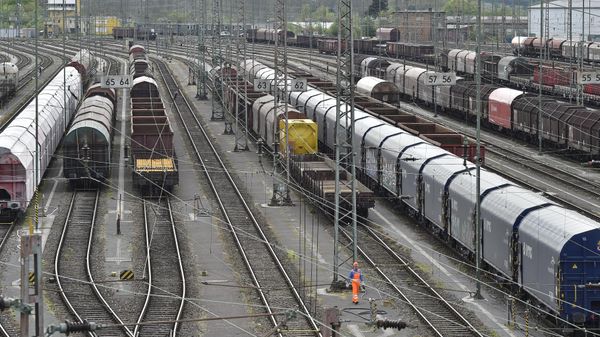 Freight trains stand still at a train station in Hagen, western Germany, at the start of Germany's longest rail strike on Monday, May 4, 2015. - Sputnik International