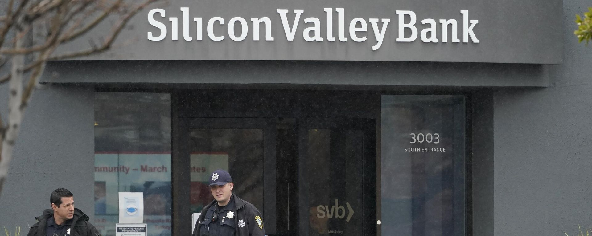Santa Clara Police officers exit Silicon Valley Bank in Santa Clara, Calif., Friday, March 10, 2023. - Sputnik International, 1920, 04.05.2023