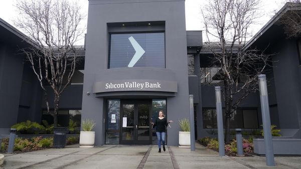 A property managment representative gestures while asking reporters to clear the entrance area to Silicon Valley Bank in Santa Clara, Calif. - Sputnik International