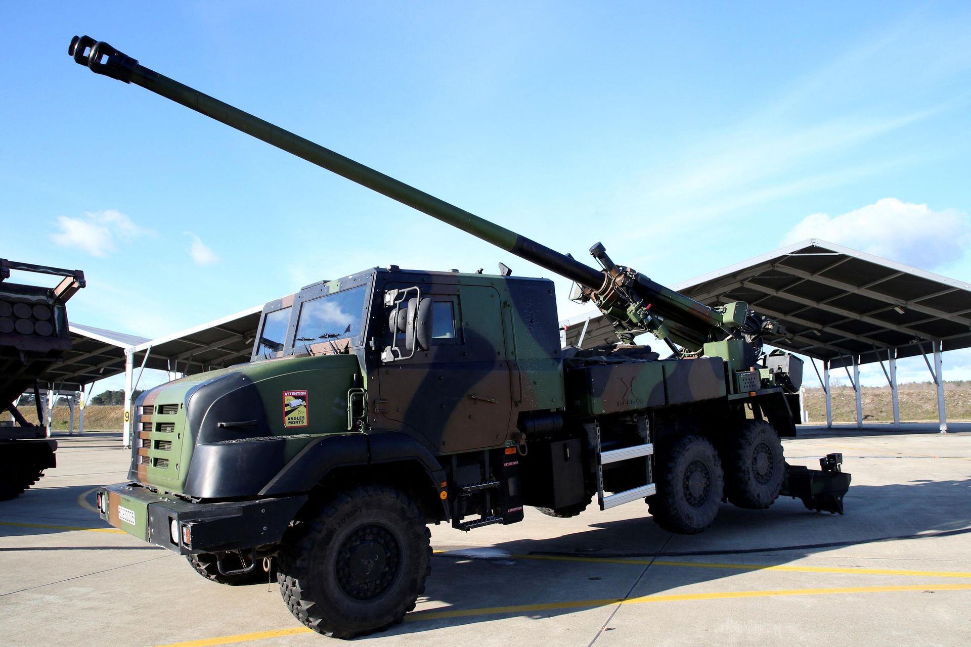 A Caesar self-propelled howitzer is pictured during the French President's visit to the Mont-de-Marsan air base, southwestern France. - Sputnik International, 1920, 12.03.2023