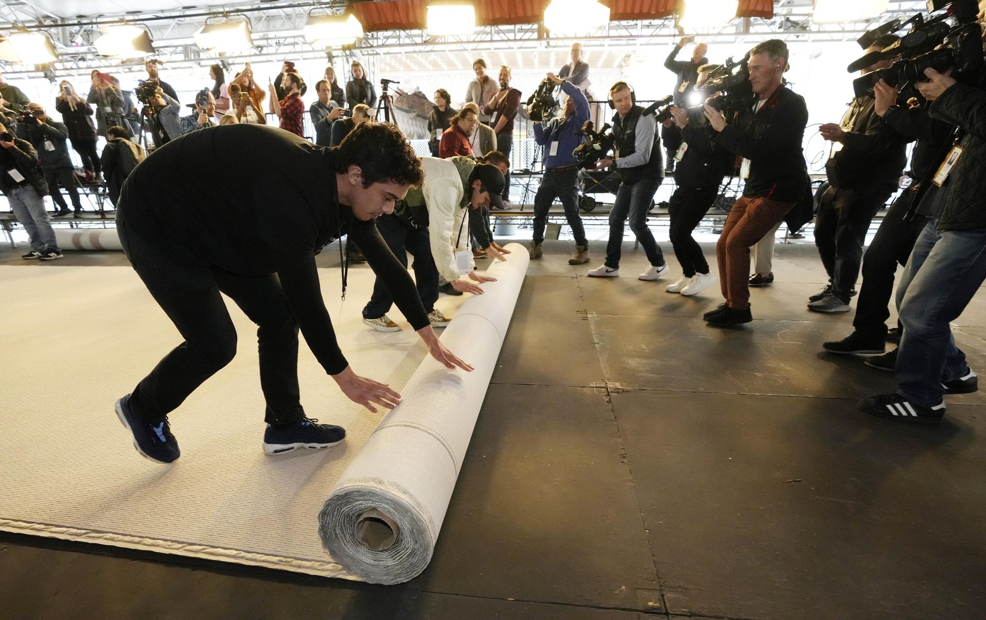 Crew members roll out the carpet outside the Dolby Theatre on Wednesday, March 8, 2023, in Los Angeles in preparation for Sunday's 95th Academy Awards.  - Sputnik International, 1920, 12.03.2023