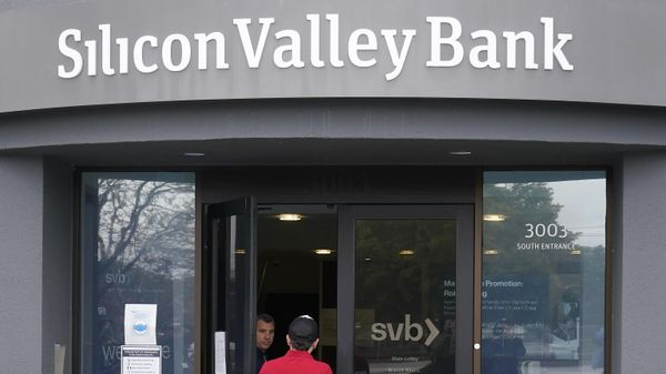 A food delivery worker enters Silicon Valley Bank in Santa Clara, Calif., Friday, March 10, 2023.  - Sputnik International