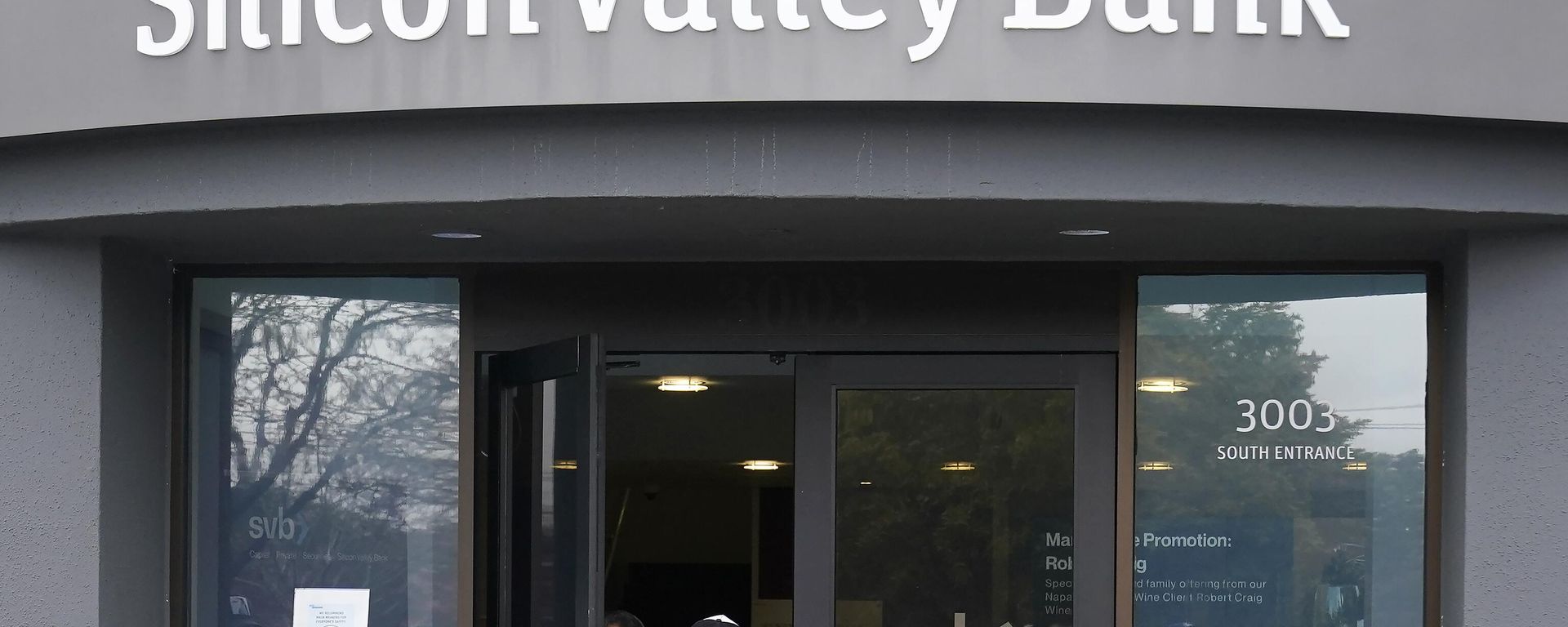 A food delivery worker enters Silicon Valley Bank in Santa Clara, Calif., Friday, March 10, 2023.  - Sputnik International, 1920, 16.03.2023
