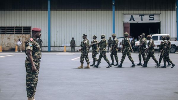 Congolese army deputy chief of staff General Chiko Tshitambwe (L) greets Kenyan army troops as they land at Goma airport, eastern Democratic Republic of Congo on November 12, 2022, as part of a regional military operation targeting rebels in the region. Congolese army deputy chief of staff General Chiko Tshitambwe (L) greets Kenyan army troops as they land at Goma airport, eastern Democratic Republic of Congo on November 12, 2022, as part of a regional military operation targeting rebels in the region. - Sputnik International