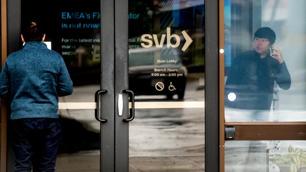 In this file photo taken on March 10, 2023, a customer (L) reads a notice about Silicon Valley Bank’s closure at the bank’s headquarters in Santa Clara, California - Sputnik International