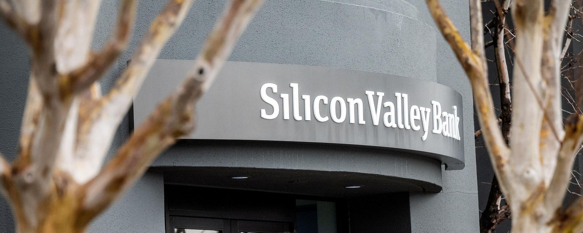 A pedestrian speaks on a mobile telephone as he walks past Silicon Valley Bank’s headquarters in Santa Clara, California on March 10, 2023. A pedestrian speaks on a mobile telephone as he walks past Silicon Valley Bank’s headquarters in Santa Clara, California on March 10, 2023. - Sputnik International, 1920, 13.03.2023